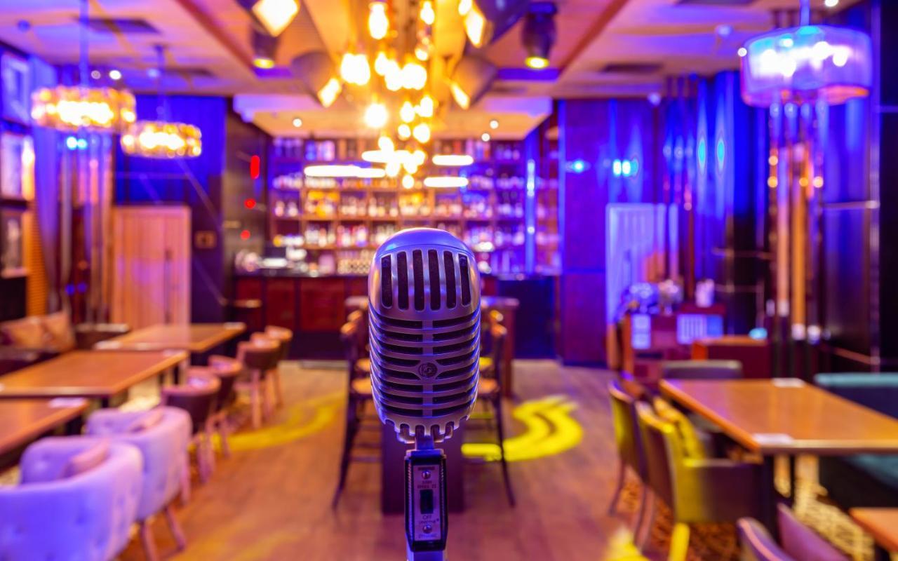 博罗沃厄里克瑟斯酒店 Shchūchīnsk 外观 照片 A microphone at a karaoke bar
